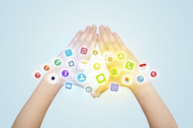 Eller mobil uygulama simgeleri ile bir form oluşturuluyor