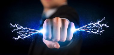 Elektrik kablolarını tutan iş adamı