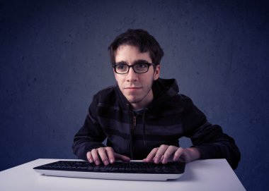 Hacker mavi arkaplanda klavye ile çalışıyor