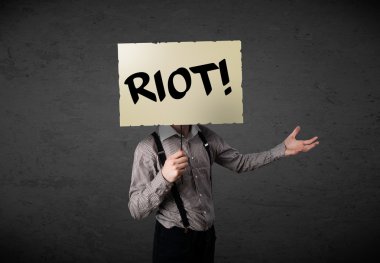 İş adamı protesto işareti tutuyor.