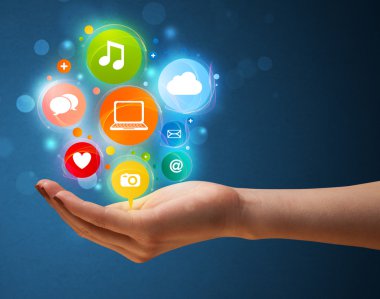 bir kadının elinde Multimedya simgeler