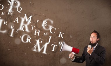 Gömlekli bir adam megafona bağırıyor ve mesaj atıyor.