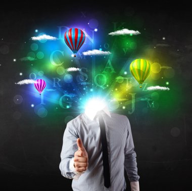 Rüya gibi bulutlu manzaralı takım elbiseli adam.