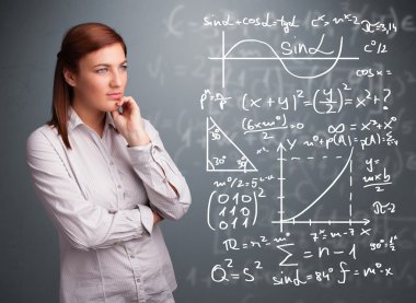 Karmaşık matematiksel işaretleri düşünen güzel bir kız öğrenci.