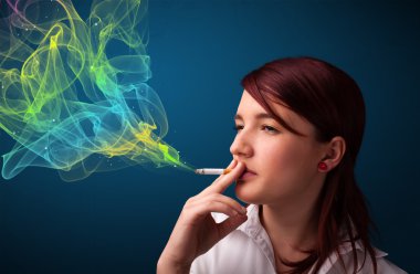 Güzel bayan renkli dumanlı sigara içiyor.