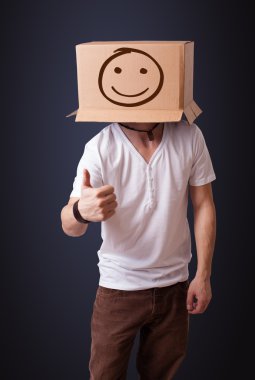 genç adam smiley ile kafasına bir karton kutu ile el hareketi