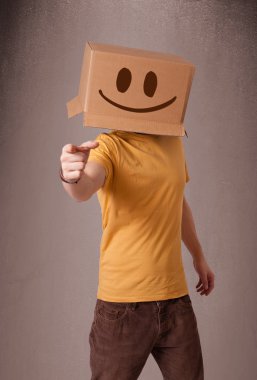 genç adam smiley ile kafasına bir karton kutu ile el hareketi