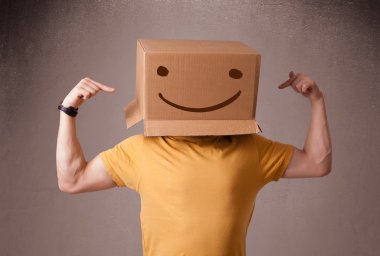 genç adam smiley ile kafasına bir karton kutu ile el hareketi