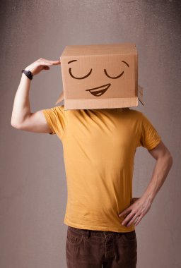 genç adam smiley ile kafasına bir karton kutu ile el hareketi