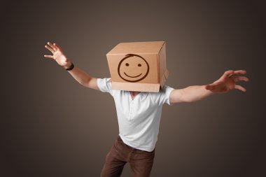 genç adam smiley ile kafasına bir karton kutu ile el hareketi