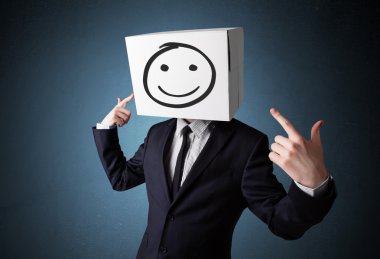 işadamı SMIL ile kafasına bir karton kutu ile el hareketi
