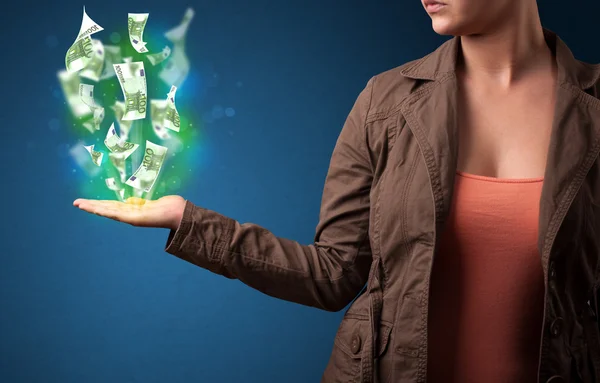 Dinheiro brilhante na mão de uma mulher — Fotografia de Stock
