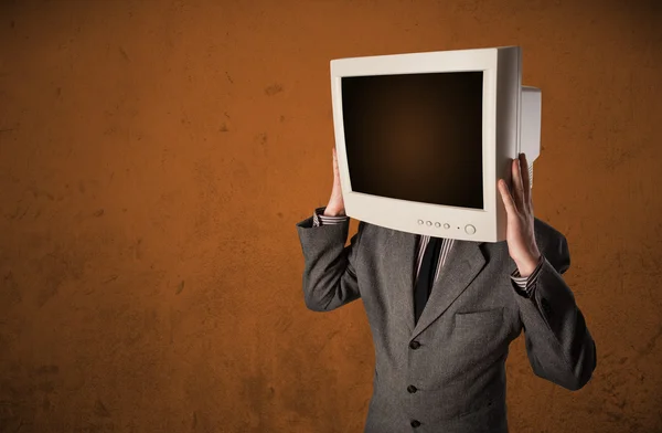 Homem de negócios com um monitor na cabeça e espaço vazio castanho — Fotografia de Stock