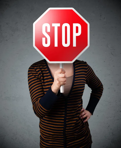 Jonge vrouw met stopbord — Stockfoto