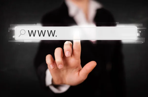 Jovem empresária tocando barra de endereço do navegador web com www si — Fotografia de Stock