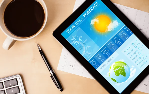 Tablet-PC zeigt Wettervorhersage auf dem Bildschirm mit einer Tasse Kaffee — Stockfoto