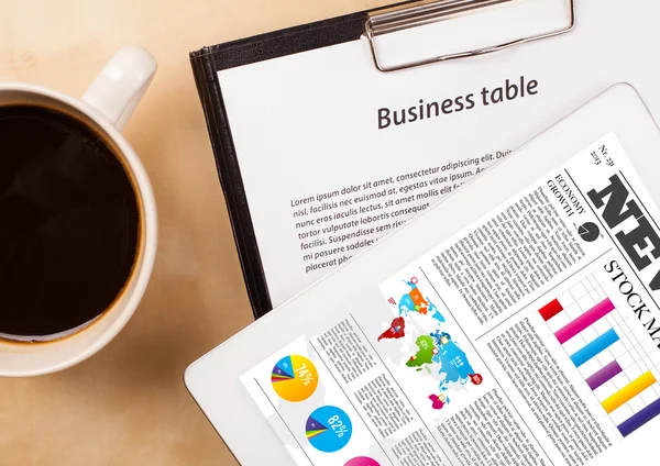 Tablet pc shows news on screen with a cup of coffee on a desk — Stock Photo, Image