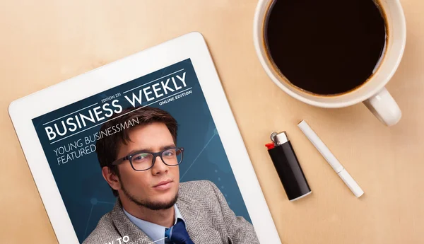 Tablet pc showing magazine on screen with a cup of coffee on a d — Stock Photo, Image