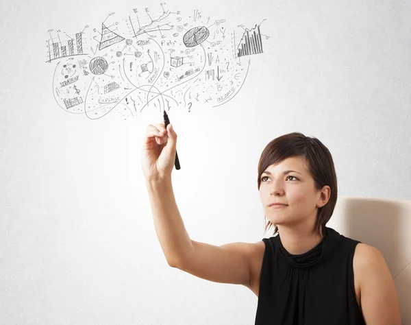 Chica bonita dibujando gráficos y diagramas en la pared —  Fotos de Stock