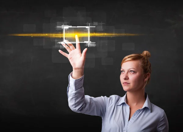 Νεαρή τεχνολογία κυρία αγγίζοντας το κουμπί με πορτοκαλί φως ακτίνες έννοια — Φωτογραφία Αρχείου