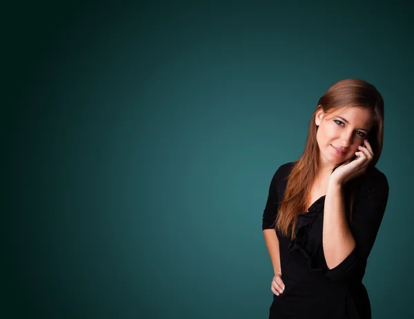 Jonge vrouw maakt een telefoontje met kopieerruimte — Stockfoto