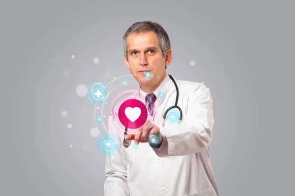Médico de mediana edad presionando moderno tipo médico de botón — Foto de Stock