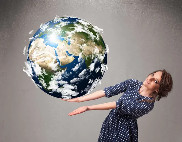 Menina bonita segurando 3d planeta terra — Fotografia de Stock