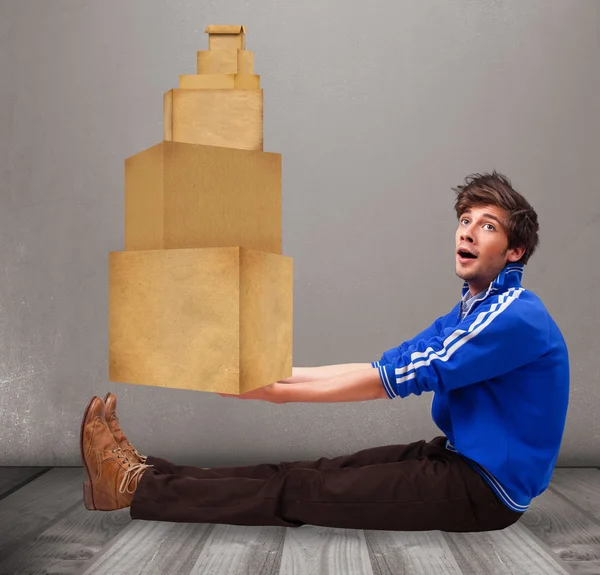 갈색 판지 상자 한 세트를 들고 있는 청년 — 스톡 사진