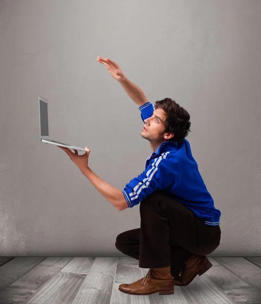 Homem atraente segurando caderno moderno — Fotografia de Stock