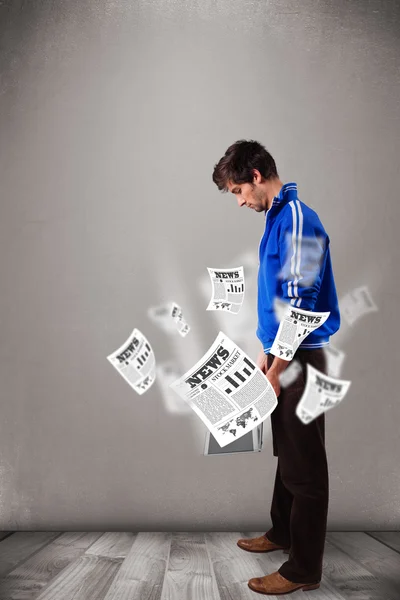 Junger Mann hält Laptop in der Hand und liest die brisanten Nachrichten — Stockfoto