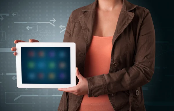 Frau hält weißes Tablet mit verschwommenen Apps in der Hand — Stockfoto