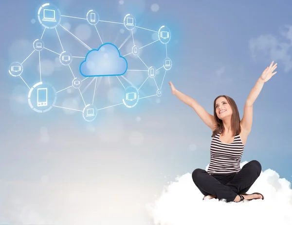 Donna felice seduta sul cloud con cloud computing — Foto Stock