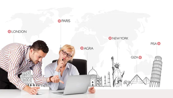 Affärsman och affärskvinna med världskarta och viktiga landmärken — Stockfoto