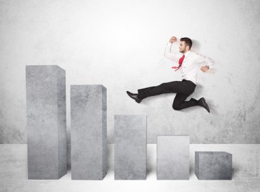 Başarılı bir iş adamı arka planda listelerin üzerinden atlıyor