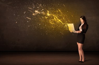 İşkadını arka plan laptop ve enerji patlaması ile