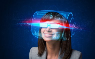 İleri teknoloji akıllı gözlüklü gelecekteki kadın. 