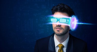 İleri teknoloji akıllı telefon gözlüklü bir adam. 