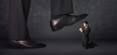 Büyük bacak küçük bir işadamı konseptine basıyor.