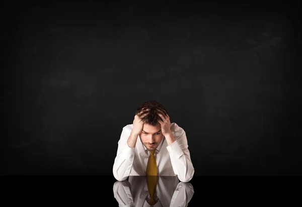 Zakenman zit aan een bureau — Stockfoto