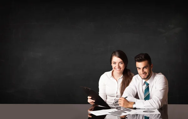 Pareja de negocios con fondo negro — Foto de Stock