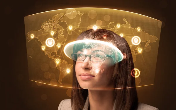 Młoda kobieta patrzy na futurystyczną mapę sieci społecznych — Zdjęcie stockowe