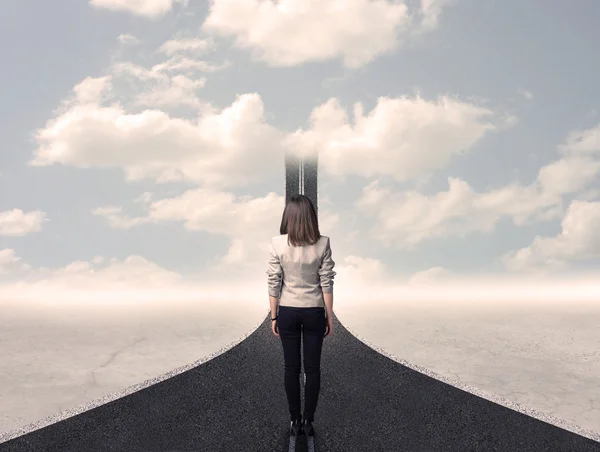 Ділова жінка дивиться на дорогу, яка піднімається вгору в небі — стокове фото