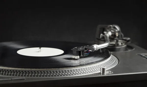 Draaitafel spelen vinyl close-up met naald op de plaat — Stockfoto