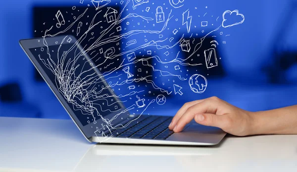 Dizüstü dizüstü bilgisayar doodle Icon bulut sym ile basarak adam — Stok fotoğraf
