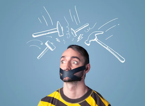 Jeune homme avec bouche collée et coups de marteau marques — Photo