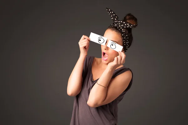 Giovane ragazza sciocca guardando con le palle occhio disegnato a mano su carta — Foto Stock