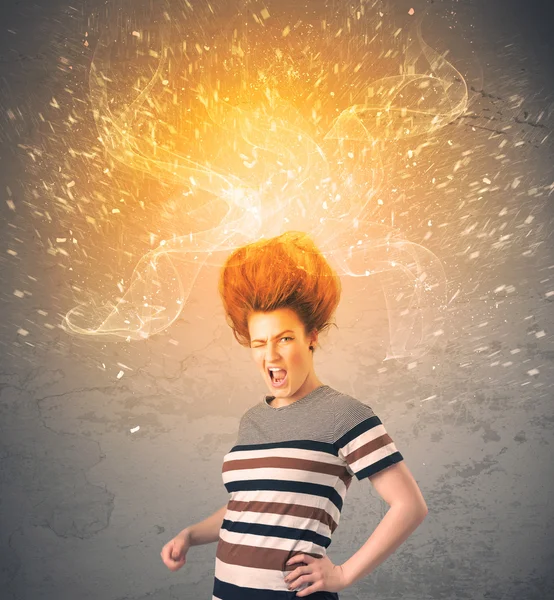 Junge Frau mit energisch explodierenden roten Haaren — Stockfoto