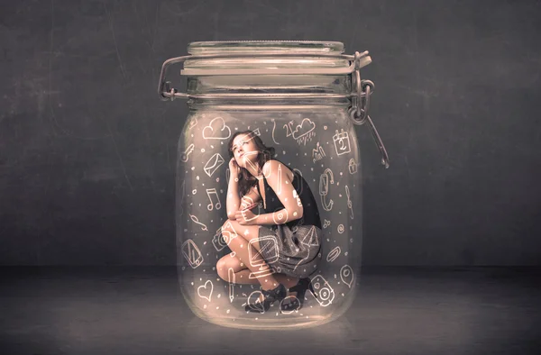 Geschäftsfrau in Glasgefäß mit handgezeichneten Mediensymbolen gefangen — Stockfoto