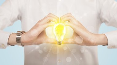Eller ampulle bir biçim oluşturuyor