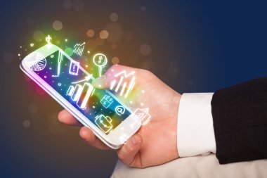 Finans ve pazar simgelerine ve sembollerine sahip akıllı telefon